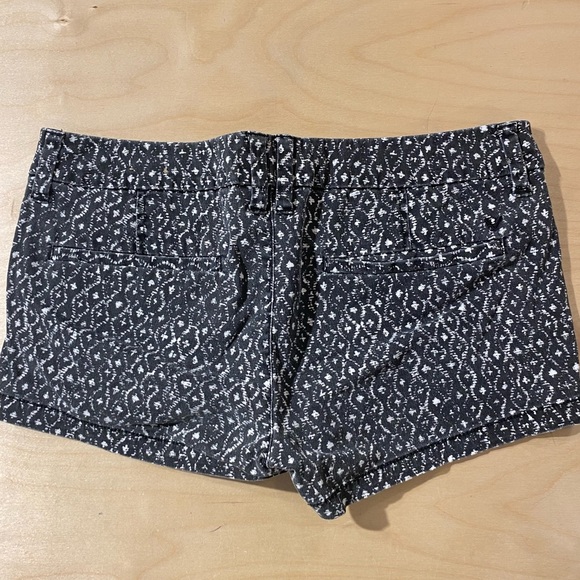 American Eagle Women's Black Patterned Shorts 6 (MY) - Picture 5 of 7